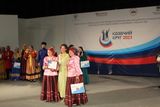 Народный коллектив "Уралочка" получает награду от Председателя жюри  Беловой С.Ю.