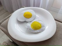 Яичница из фетра для сюжетно-ролевых игр
