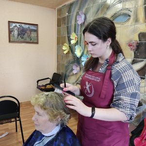 Студенты-парикмахеры Губернаторского автомобильно-электромеханического техникума оказали парикмахерской услуги вынужденным переселенцам из Луганской и Донецкой Народных Республик