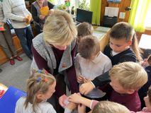 Ребята из школьного лесничества «Лесовичок» поздравили работников Приозерного лесничества с профессиональным праздником