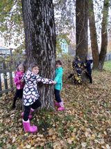 На одном из занятий ребята совершили экскурсию в школьный парк и познакомились с осенними изменениями в природе