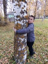 На одном из занятий ребята совершили экскурсию в школьный парк и познакомились с осенними изменениями в природе