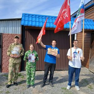 Связь поколений: студенты поздравили ветерана  Сегодня наши студенты навестили ветерана-Великой Отечественной войны- Александра Дмитриевича Базанова, прямо у него дома. 🏵Ребята поблагодарили героя за мирное небо, вручили цветы и памятные подарки.  Такие в