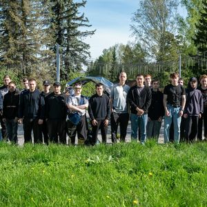 Студенты второго и третьего курса Юрюзанского технологического техникума побывали на производстве Приборостроительного завода.  Визит был организован в продолжение проекта Молодёжного объединения «Сегодня — студент, завтра — работник ПСЗ». Гости побывали 