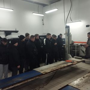 В рамках акции «День без турникетов» ребята, под руководством преподавателя Сиденева К.Е., посетили автомастерские "Автомакс" и "Лада центр" и познакомились поближе со специальностью "Техническое обслуживание и ремонт автомобильного транспорта".