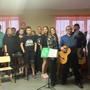 В общежитии ЮТТ прошел очередной "Гитарник". Студенты и преподаватели - Хаджипов М.Г и Заболотнова М.В исполняли любимые песни под гитару. Надеемся, что гитарник станет новой доброй традицией!