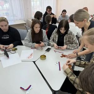 Мастер-класс с особым смыслом   Сегодня в Доме детского творчества города Юрюзань царила творческая и душевная атмосфера. Группы СА-206 и Ю-104 с большим интересом приняли участие в мастер-классе по изготовлению брошей с георгиевской лентой.  Ребята своим