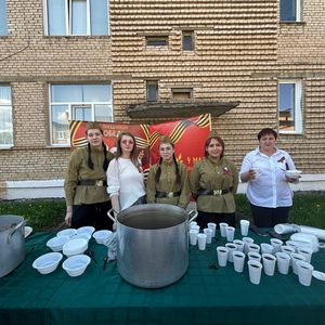 В нашем техникуме отпраздновали День Победы! Настоящим сюрпризом, инициатором которого были администрация и преподаватели техникума, работники столовой и студенты обучающиеся по специальности «Повар», стала полевая кухня под открытым небом. Студенты и пре