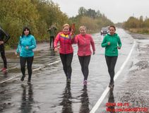 Участники эстафеты передают пенал с землей с родины Ломоносова