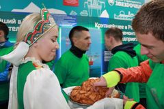 Хлеб-соль на финише эстафеты