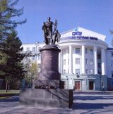 Памятник М.В.Ломоносову работы И.П.Мартоса перед зданием САФУ имени М.В.Ломоносова в Архангельске