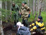 Молодые бойцы поискового отряда Вель с командиром Еленой Постниковой поднимают останки бойца