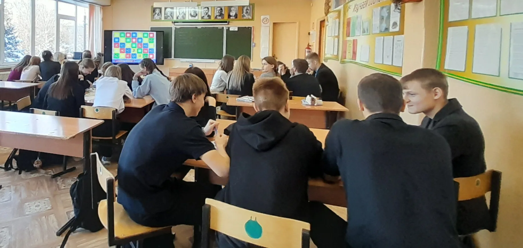 Изображение выглядит как одежда, человек, в помещении, мебель

Содержимое, созданное искусственным интеллектом, может быть неверным.