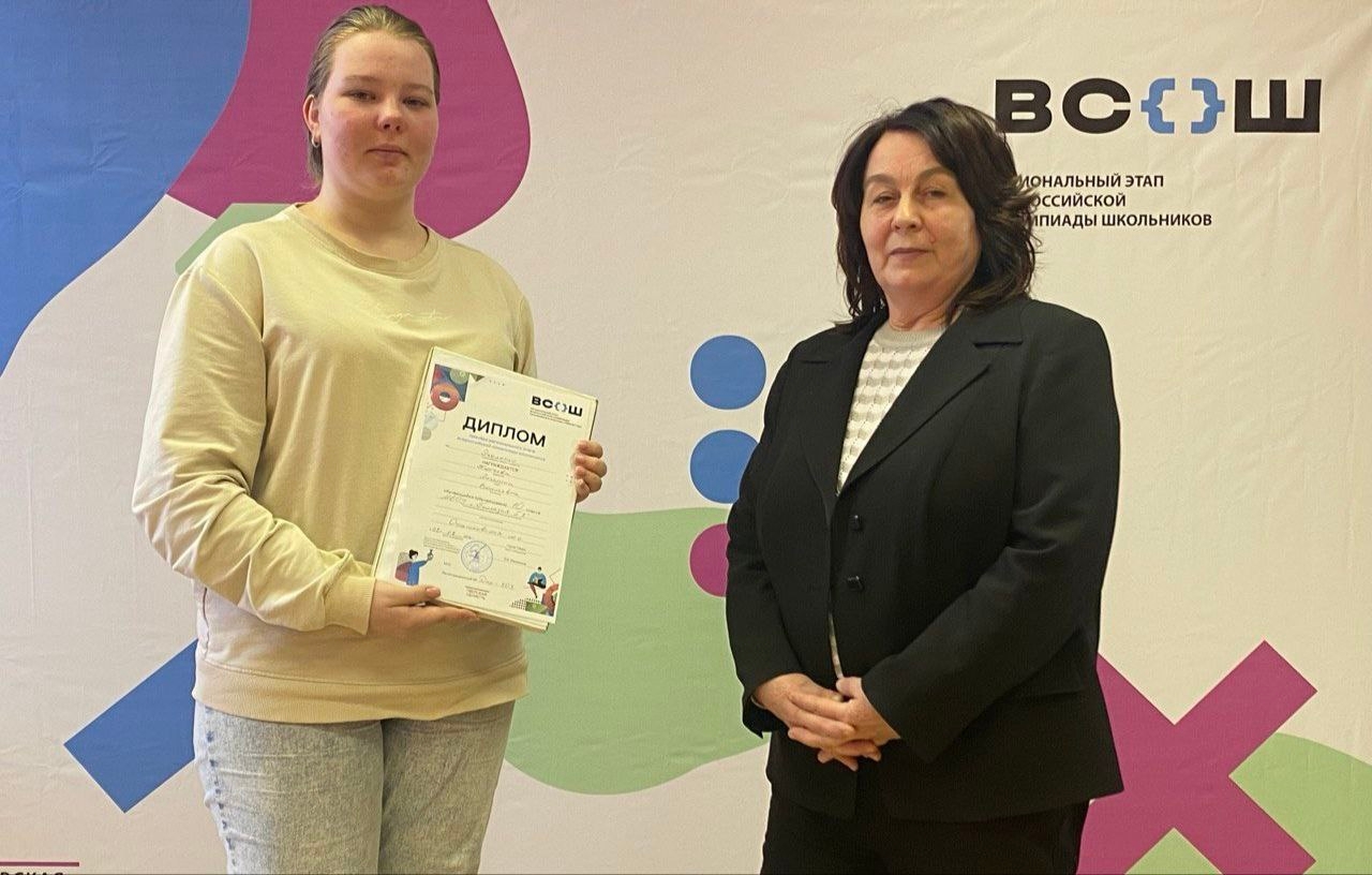 Изображение выглядит как одежда, Человеческое лицо, человек, улыбка

Содержимое, созданное искусственным интеллектом, может быть неверным.