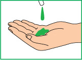 Нанести на руки необходимое количество жидкого мыла