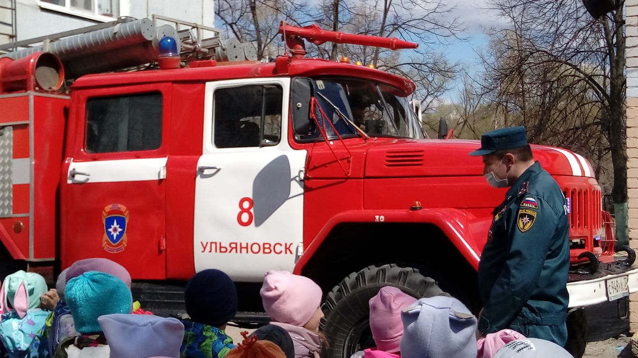 Муниципальное бюджетное дошкольное образовательное учреждение детский сад №  153. Пожарные в гостях у детей детского сада № 153