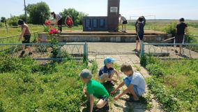 "День доброты" уборка памятника