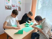 Ребата делают открытку