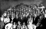 Участники концерта «Искусство – фронту», военный Беломорск, 1943. В первом ряду вторая справа – Хельми Мальми. Рядом (справа) – композитор Карл Эрикович Раутио