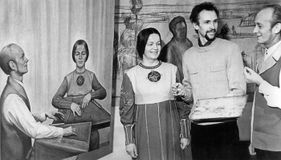 Художник Валентин Чекмасов с героями своей картины – Эриком и Эйлой