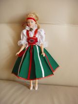 Кукла в костюме к финскому танцу «Летка-Йенька» из коллекции ансамбля «Кантеле». Автор эскиза костюма – Хельми Мальми. Автор-исполнитель костюма – Светлана Михайлова. Фото 2006 года