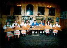 Наталья Акулишнина в составе ансамбля кантелистов — вторая слева