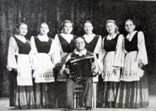 Первый состав народной вокальной группы. Ленинград, Дом работников искусств. 1953 год. Софья Оськина — крайняя справа