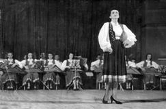 «Карельский соловей» – Сиркка Рикка – поет в сопровождении оркестра кантелистов