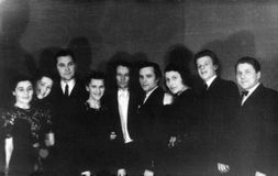 С ленинградскими артистами после спектакля «Евгений Онегин» П.Чайковского, 1953. Крайний справа – артист «Кантеле» Петр Титов, в опере исполнявший партию Трике. В центре – дирижер Лев Косинский