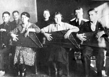 Кружок кантелистов. 1936 г. На втором фото третий справа — Виктор Гудков