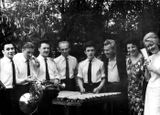 Абрам Голланд (третий справа) и Сиркка Рикка (вторая справа) с духовым ансамблем. 1960-е гг.