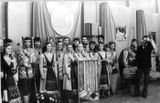 Артисты ансамбля — участники программы «Руны Калевалы». 1985 г. Валентина Матвеева стоит с кантеле