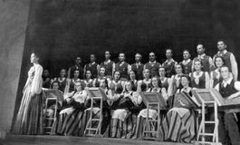 Концерт на встрече с работниками искусства г.Москвы в рамках Недели карело-финской музыки и танца, 1951 г. Ведущая — Зинаида Козлова. Евгения Юнина — в нижнем ряду хора четвертая справа