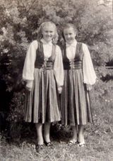 Артистки «Кантеле» Шура Хемницер и Женя Юнина. Петрозаводск, Парк культуры и отдыха, лето 1951 г.