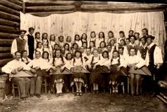 Ансамбль «Кантеле» в 1945 г. В первом ряду кантелистов первый слева — Тойво Вайнонен