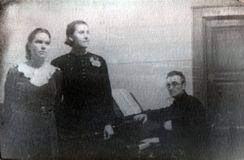 Солистки «Кантеле» Люция Теппонен, Милица Кубли и художественный руководитель Сергей Николаевич Озеров в процессе подготовки программы «Чайковский». Беломорск, 1943