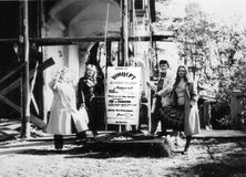 Артисты ансамбля (слева – Роза Кривцова) у афиши «Концерт духовной музыки. Литургия Иоанна Златоустаго Валаамского распева (обработка для хора Игоря Архипова). Исполнители: хор и солисты ансамбля песни и танца Карельской АССР «Кантеле». Дирижер – Игорь Кр