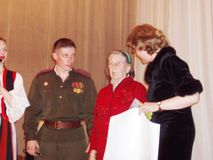 После спектакля в Беломорске. В центре – Антонина Рынкевич, видевшая выступления «Кантеле» в военном Беломорске 60 с лишним лет назад