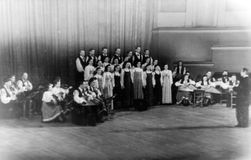 Москва, зал им. П.Чайковского. На сцене хор и оркестр ансамбля «Кантеле». Дирижер – художественный руководитель Михаил Ладнов