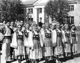 Танцевальная группа «Кантеле» на параде (в болгарских костюмах). Площадь Ленина в Петрозаводске. Эльза Баландис — вторая справа.