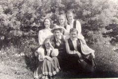 «Теплая компания» молодых артистов «Кантеле». Стоят: Валя Суэтова, Шура Хемницер, Женя Юнина; сидят: Лиля Быданова, Сергей Суэтов, Клава Антипова. Петрозаводск, Парк культуры и отдыха, лето 1951 г.