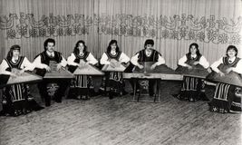 Ансамбль кантелистов в 1990-х годах: Мария Солонская, Иван Киэлевяйнен, Валентина Матвеева, Ирина Шишканова, Александр Шишканов, Лариса Ригоева, Александра Гудкова