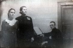 Люция Теппонен, Милица Кубли и Сергей Николаевич Озеров в процессе подготовки программы «Чайковский». 1943