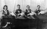 Первый квартет кантелистов — Кертту Вильянен, Тойво Вайнонен, Людвиг Каргулев, Максим Гаврилов. 1940 г.