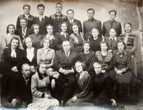 Артисты хора «Кантеле». 1952 г. В центре — педагог по вокалу Леонид Федосеевич Привалов, слева от него — хормейстер Валентина Печникова, справа — концертмейстер Елена Венцеславовна Сарафова. Евгения Юнина — во втором сверху ряду третья слева, между Петром