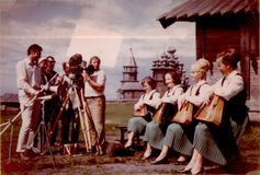 Квартет — Лилия Быданова, Тююне Пулккинен, Татьяна Антышева и Эйла Раутио — на острове Кижи во время совместных съемок фильма ГДР и Центрального телевидения (СССР). 1967 г