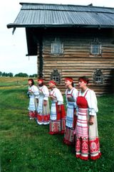  Артистки вокальной группы «Айно» на о. Кижи. Начало 2000х гг.