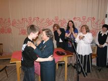 Эльза Баландис среди нынешнего поколения «Кантеле» в Доме Кантеле. Май 2005 г.