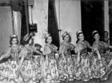 Кононовский «Вепсский танец с ложками» — «золотой фонд» ансамбля. Эльза Баландис — третья слева. 2-я пол.1950-х гг.