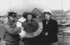 Эльза Баландис и Люция Теппонен — в составе агитбригады, выступающей в городах и населенных пунктах Карелии. 1956 г.